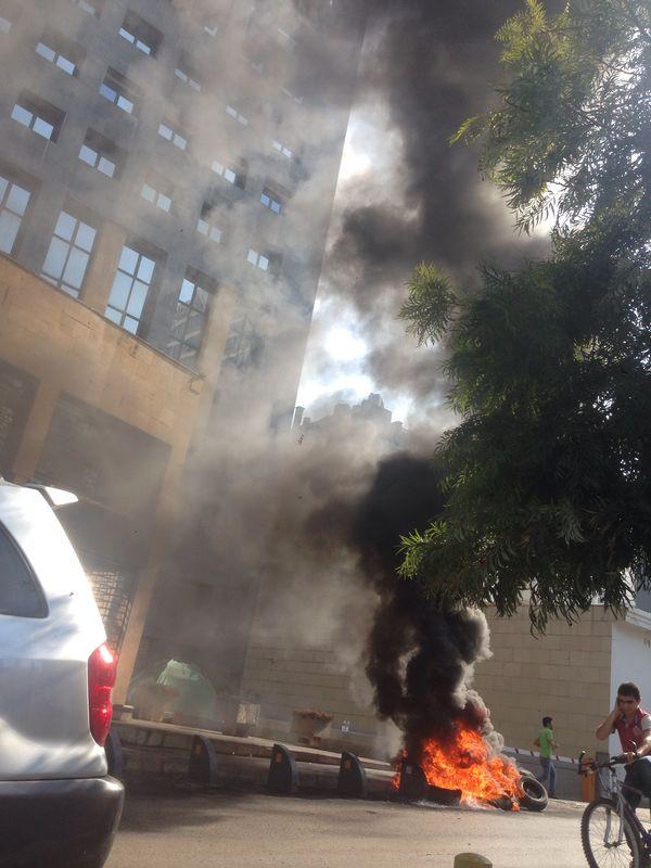 beirutfirebriga's tweet photo. فوج اطفاء بيروت أطفئ الاطارات التي كان قد اشعلها المياومون للمطالبة برواتبهم . http://t.co/TaaJE2oOrF