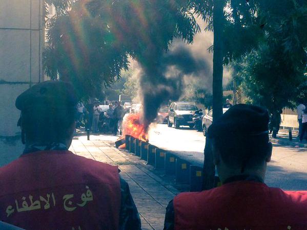 beirutfirebriga's tweet photo. فوج اطفاء بيروت أطفئ الاطارات التي كان قد اشعلها المياومون للمطالبة برواتبهم . http://t.co/TaaJE2oOrF