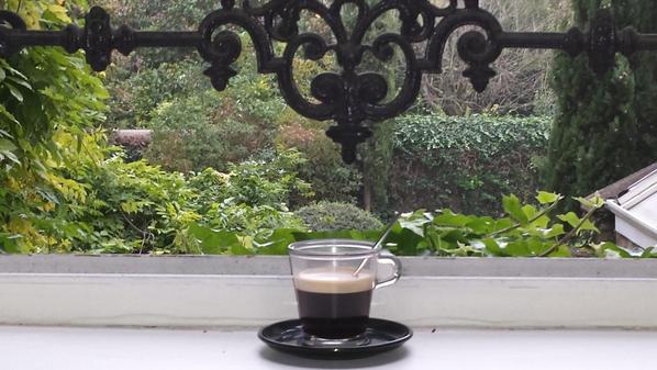 Wipiix's tweet photo. Résolution 110 de #Wipiix: ne pas se promener en petite tenue, même avec un #café chaud ! http://t.co/4KYBj8eF4g