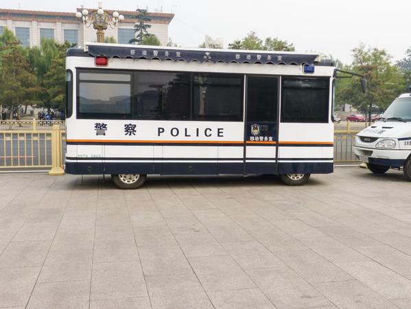hypnorobin's tweet image. A portable police station in China.  Customer friendly or what?