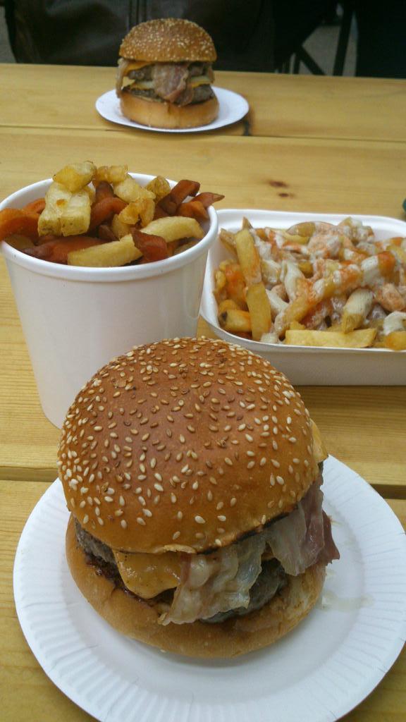 nomadicchefs's tweet photo. A #damngoodburger - thank you @bleeckerburger you made my Wednesday! http://t.co/Fc6UDNsGhd