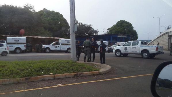 HerreraNoticia's tweet photo. Trabajadores de Campos de Pesé aún no llegan a #Divisa y ya los antimotines están presente en el area http://t.co/RDEt5wDsrc