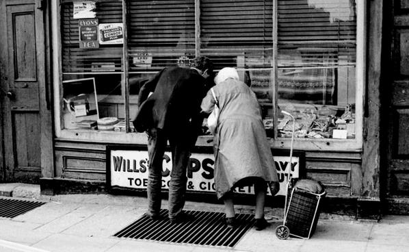 OldDublinTown's tweet photo. Dublin History ~ Window Shopping in #Dublin @dublinmuseum @libertiesdublin @DublinTown @Carrollsgifts http://t.co/zG3WL7oP5I
