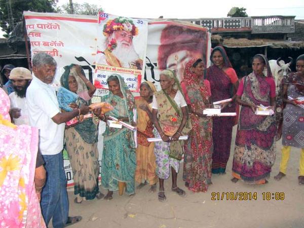 gurukrupa33's tweet photo. "@vijayasaxena: "#DiwaliRedefined by Devotees of Bapu Ji!
They serve poor and needy people UNCONDITIONALLY! http://t.co/Ie3L38BiaB""