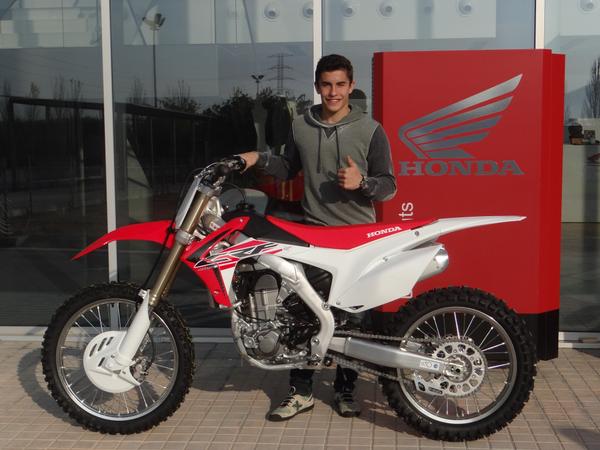 HondaMotosES's tweet image. ¡Hoy nos ha visitado @marcmarquez93 y se ha llevado una CRF450R 2015 para seguir entrenando duro! ¡Vamos Marc!