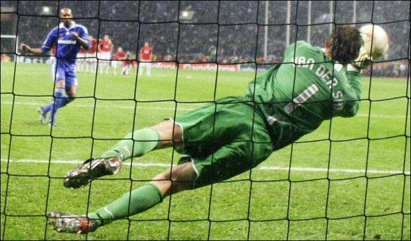 Happy birthday Edwin van Der Sar! Edwin.. Edwin.. van Der Sar! Wish you all the best.. 