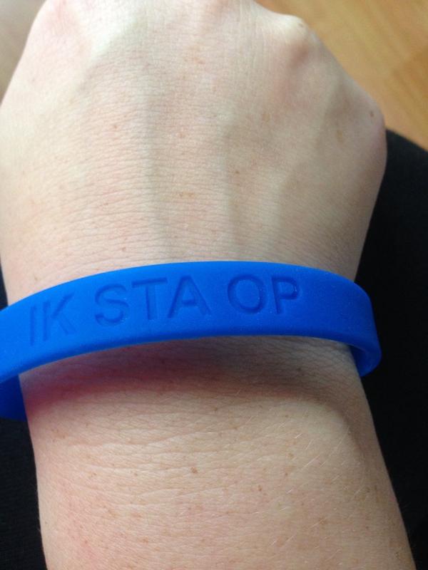 alpedhuzessers's tweet photo. Vandaag de bandjes binnen gekregen met de tekst " IK STA OP".Ze zijn € 3.50 en de opbrengst gaat geheel naar KWF 1/2 http://t.co/DJ7ldIS4fo