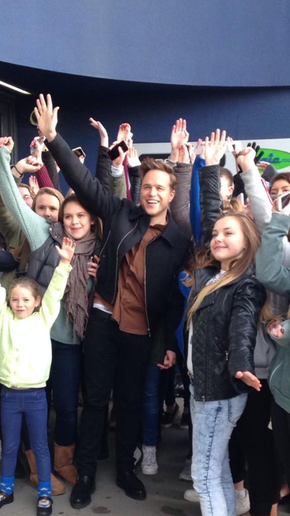 katie_nes's tweet photo. @ollyofficial left work &amp; ran over to see you! Had to make do with this instead of a selfie! Still looking beaut👌😘 http://t.co/TbrpSxkcjK