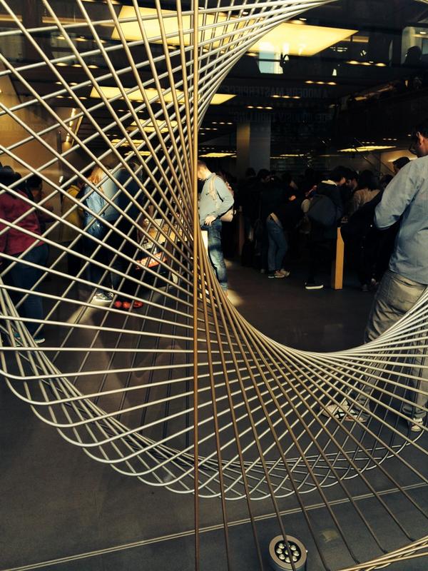 rraarchitects's tweet image. Apple making good use of a hyper parabaloid, Regent St window. #complexgeometry