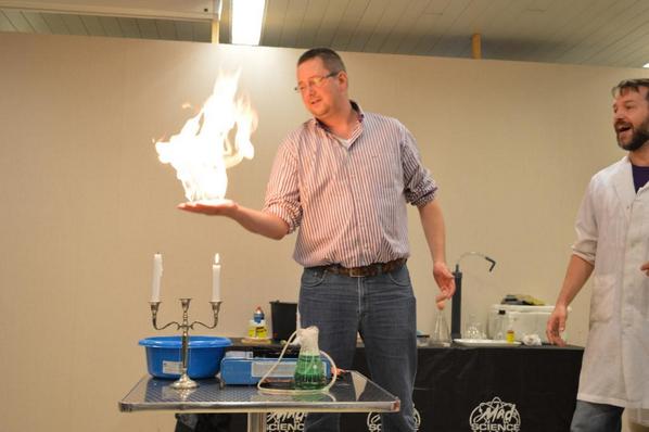 ArbeidsmarktNOB's tweet photo. Wethouder @RenePetersOss in vuur en vlam voor #wereldenvantechniekindebieb  onder toeziend oog van @MadScienceBrabo http://t.co/gj6I0CADa3
