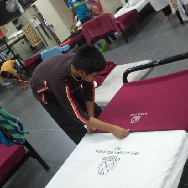 mdanialazizi's tweet photo. Pabila warden memaksa kami membersihkan dorm...#monstar #green #dorm3 http://t.co/QTIrbmyo4A