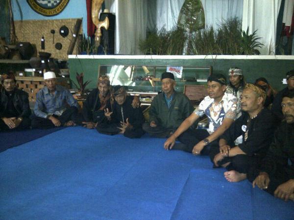 kangdang75's tweet photo. Tawasulan+persiapan gelar pusaka http://t.co/pjUH5cHbbU
