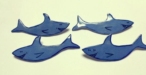 多摩美 弁天公 女の子が可愛いと思う動物ランキングで驚異的な人気を誇る動物いえば サメ サメ サメだ 陶器サメブローチと羊毛サメ マーメイドマスコット数は少ないですが売りますピアスも何種類か作ってます Http T Co Jw8qjiwdrp