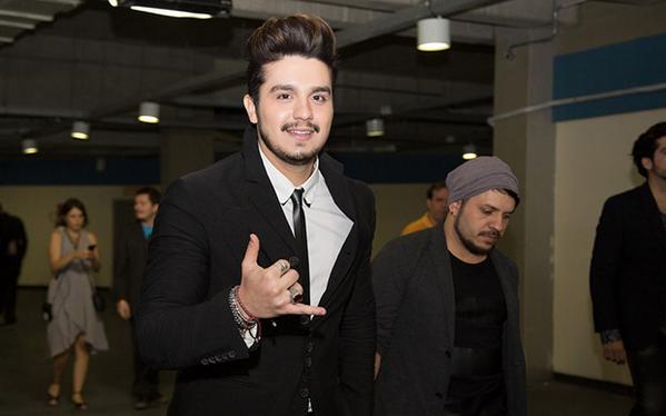 CAPRICHO's tweet photo. Luan Santana é um dos grandes vencedores do #PremioMultishow2014! Veja tudo o que rolou! http://t.co/rARpczPOMg http://t.co/AyRGIB1bSa