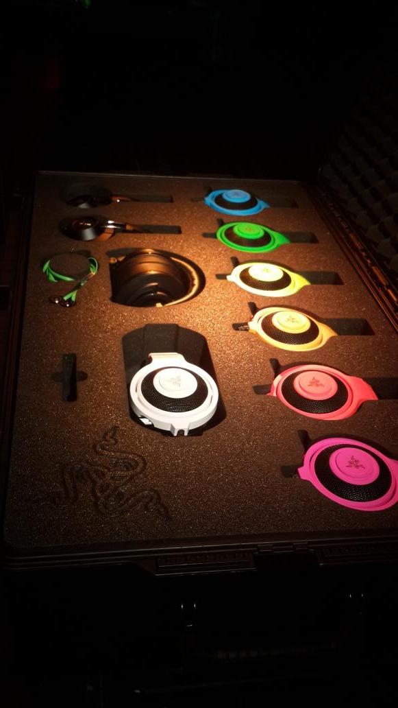 ComunidadRazer's tweet photo. Set completo de las Kraken Neon ¿Cuál es tu color favorito? #razer http://t.co/lnKVEvkG7s