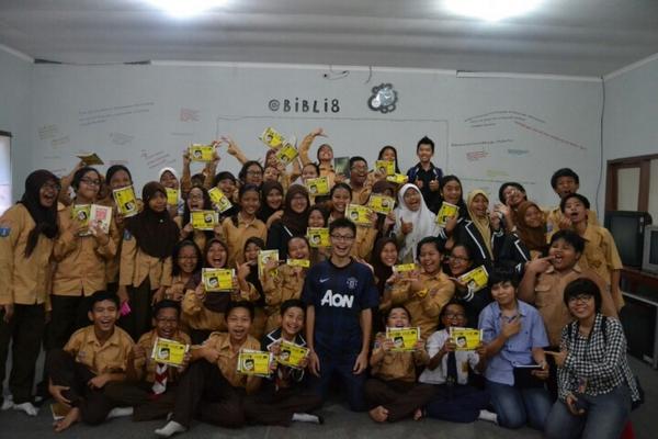 Bibli8_'s tweet photo. Naaaah ini dia foto ramean hari ini , makasiih yaaaa @Bukune @RyAzzura @kevinchoc kak funi n louis http://t.co/7esqYfC1FB