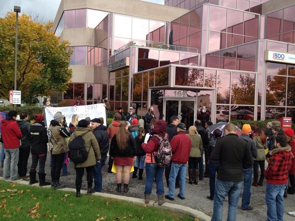 leCRIO's tweet photo. Semaine de Grand dérangements: Manifestation devant le bureau de Marc Carrière #austérité http://t.co/vqRz8twyiJ