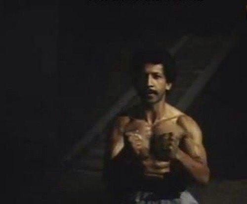 لما كل العيلة تفشل في فتح علبة جبنة بوك وينادوني عشان افتحها