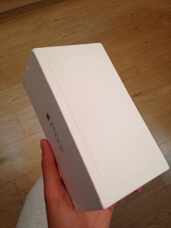 Clarefowlie's tweet image. Buzzin iPhone 6 just arrived📱🙌 #byeshittyphone #samenumber