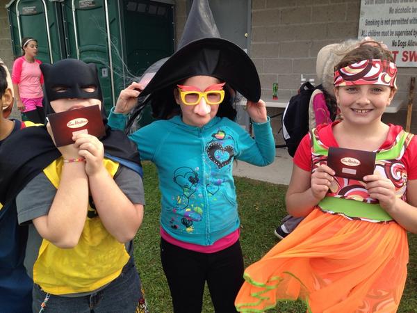 MorrisburgPS's tweet photo. Costume winners at the Fun Run today!  #ucdsb http://t.co/lEybI0Bpms