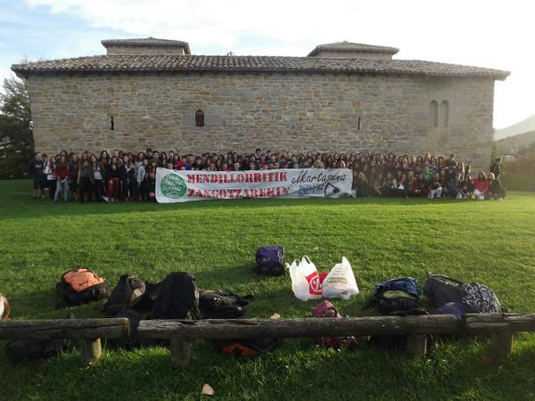 Mendigazte's tweet photo. Mendillorritik elkartasuna Zangotzako ikastolarekin! #nafarroaoinez http://t.co/fncz7g3EfW