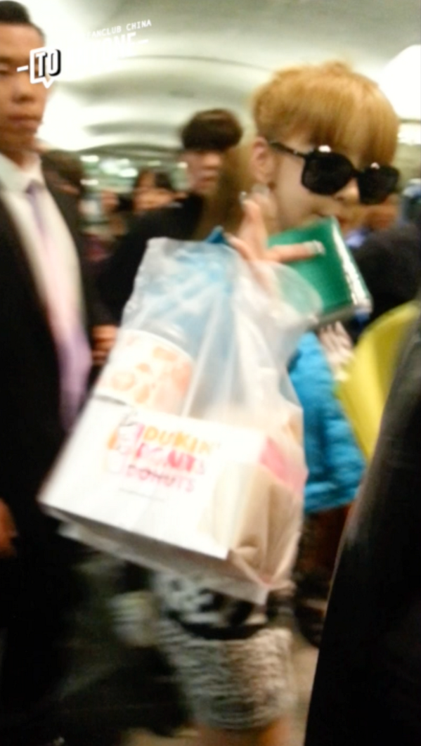 ToAnyoneFanclub's tweet photo. [FANCAM]1401026 INCHEON AIRPORT #2NE1 
We gave BOM bread n she said TKS to us very warmly:p
https://t.co/rCOU3hIbLi http://t.co/qL3IN9bpBg