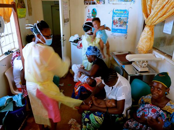 UNICEFSL's tweet image. #Ebola and the ‘don’t touch!’ rule. What does it really mean for a society and its #children? ow.ly/DwCi3