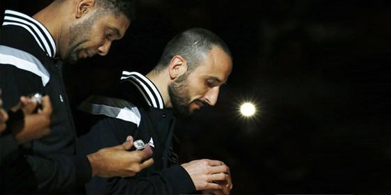 #NBA Qué le dijo Tim Duncan a <a href="/manuginobili/">Manu Ginobili</a> en la entrega de anillos y otras perlitas  a.ln.com.ar/10yZBti