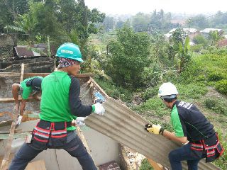 dompetdhuafaorg's tweet photo. #DDNews Prosess Perbaikan atap sekolah yg rusak akibat puting beliung. #ciomas bogor #smppgri http://t.co/Lqgs67VOCr