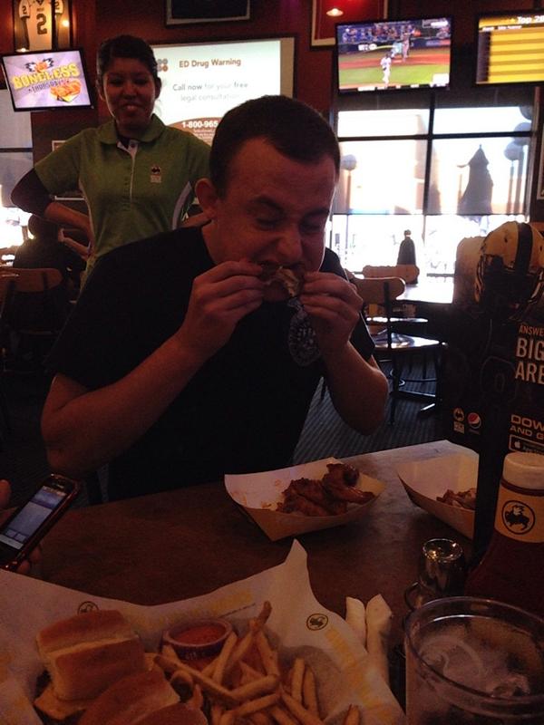 galenaffa's tweet photo. @BWWings Blazing Hot Challenge. 12 wings. 6 minutes. Congrats Jarred! http://t.co/7uj3Jq0VZ6
