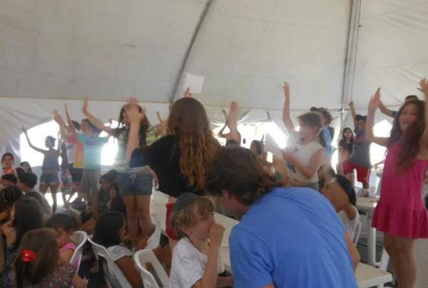 AdictosAMajane's tweet photo. Que ganas de esos almuerzos cantando en ckntra de las mesas!!! http://t.co/fHJmNH5Aof