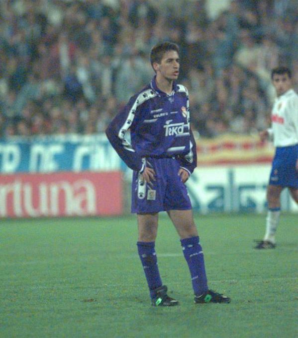 FutbolistasES's tweet photo. #TalDiaComoHoy en 1994 debuta en la #LigaBBVA Raúl González Blanco. El resto de la historia ya la conocen. #Leyenda http://t.co/7X1a3n3P8q