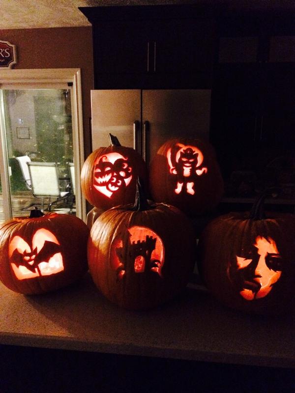 jgilligan55's tweet photo. Annual pumpkin carving at the Macivors @Chris_Bigras @sharipzyan44 http://t.co/2iWPruyzaD