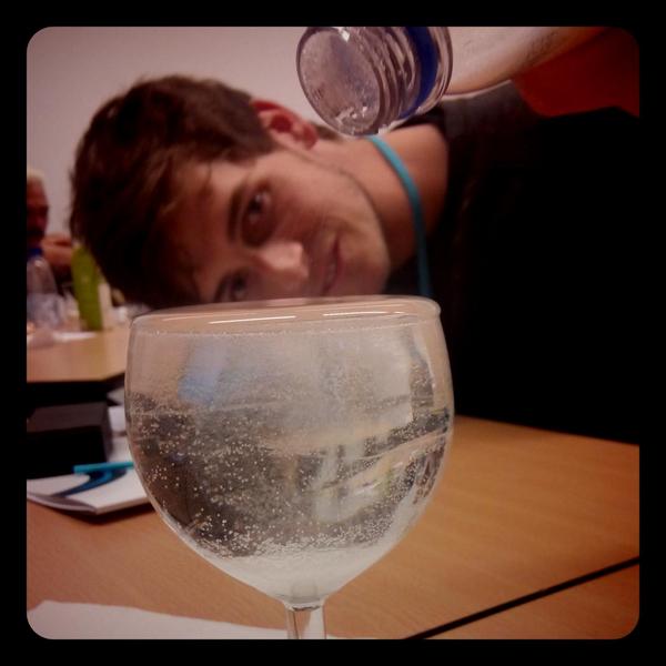 astridpoot's tweet image. Hoeveel suiker kan er nog bij? Leraren spelen/leren met onze #zoekhetuit app #techyourfuture @hetklokhuis #superleuk