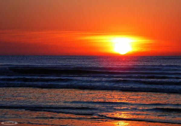 nickschukkel's tweet photo. Ah, o mar... o nascer do sol... :} http://t.co/LCZP8dALcn