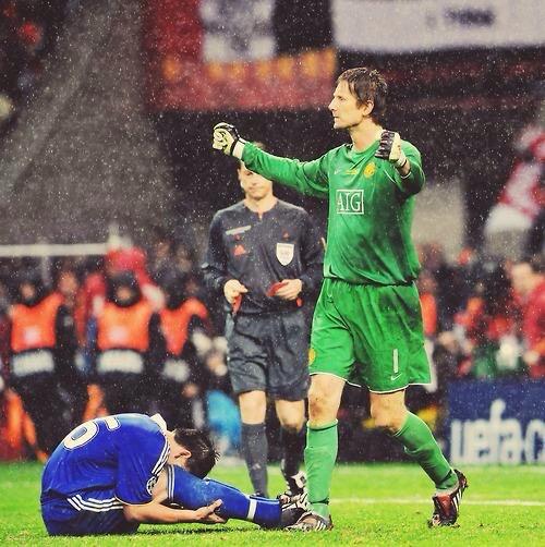 Happy Birthday Edwin van der Sar. This has to be one of the greatest photos of all time. 