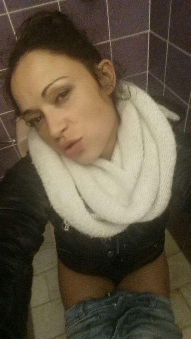 #PajaRenfe en el baño d @salmadnora  @Hanna_Montada @Carolina_Abril_  @babydenora http://t.co/8OISoO