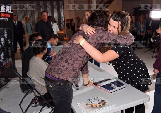 NL1DActies's tweet photo. Harry vandaag bij de Boek signeering in Londen http://t.co/eyz3dkszgx #1dbooksigning
