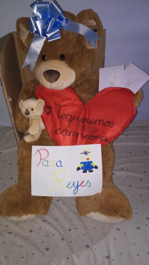 RRegaa's tweet photo. @AndreaPB_19 @martajaime98 Gracias por este regalazo sois las mejores, cada dia me sorprenden mas. Os quiero!! http://t.co/91KgsPXha7