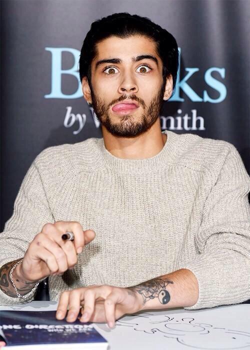CALMyPayne's tweet photo. Those pics made me laugh so much 😂
Loving Zayn too much 🐥
#1dbooksigning
#EMABiggestFans1D http://t.co/ObYDXog0mk