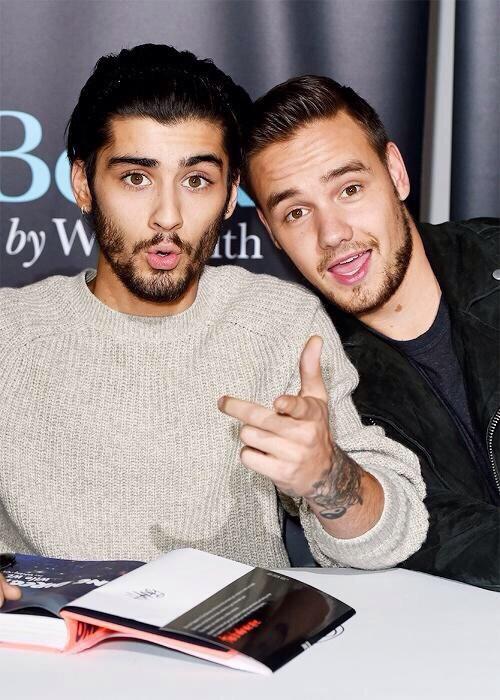 CALMyPayne's tweet photo. Those pics made me laugh so much 😂
Loving Zayn too much 🐥
#1dbooksigning
#EMABiggestFans1D http://t.co/ObYDXog0mk