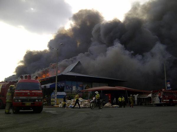 RTS_LaNoticiaEC's tweet photo. Ardua labor del Cuerpo de Bomberos de Guayaquil.  Incendio en el Mercado de Transferencia de Víveres. http://t.co/bVtrocBY2K