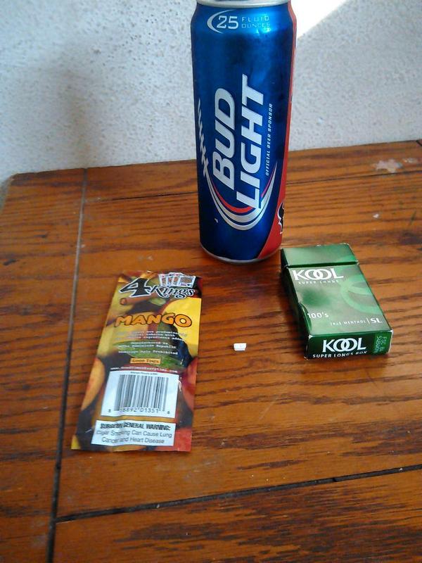 FRONTLINENBT's tweet photo. #Ihts As Everyday Thang #Zann #Weed #BudLight #Kools http://t.co/mn924hfCQ9
