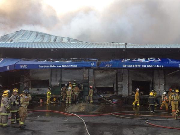 BomberosGYE's tweet photo. Alrededor de 80 locales han sido afectados por las llamas, continuamos trabajando para controlar la emergencia. http://t.co/S9OLnkGuK0