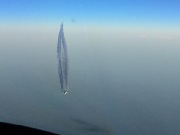 LegoJet's tweet photo. Contrail art @onebrickgroup http://t.co/62aBZ6iNzN