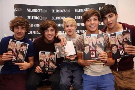 BINCHANLOVER's tweet image. IF THESE PICTURES DON'T GIVE YOU A HUGE MOTIVATION TO VOTE

THEN I DON'T EVEN KNOW WHAT WILL

#EMABiggestFans1D