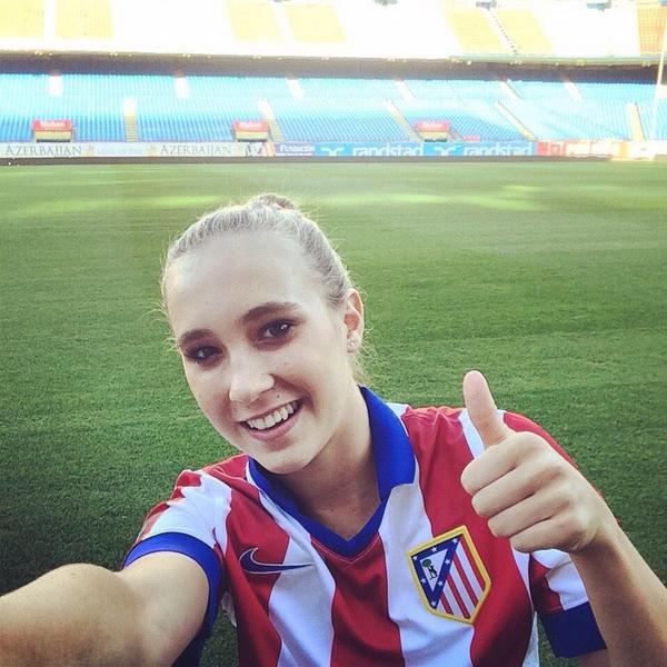 TeamRegnier11's tweet photo. @FutbolistasExt Hoy fue la presentación  de @NicoleRegnier11 en el @AtletiFeminas #NicoleAlAtleti http://t.co/u8bkFxEyIj