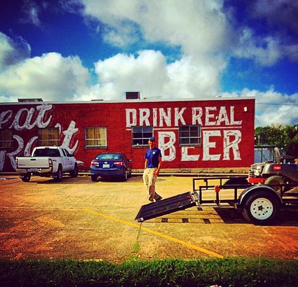 SBClawncareLLC's tweet photo. Love keeping this property looking good!
What a great spot for Shreveport...Cheers @GreatRaftBeer 

#SBC #local #lawn http://t.co/GN2Bg4KU2O