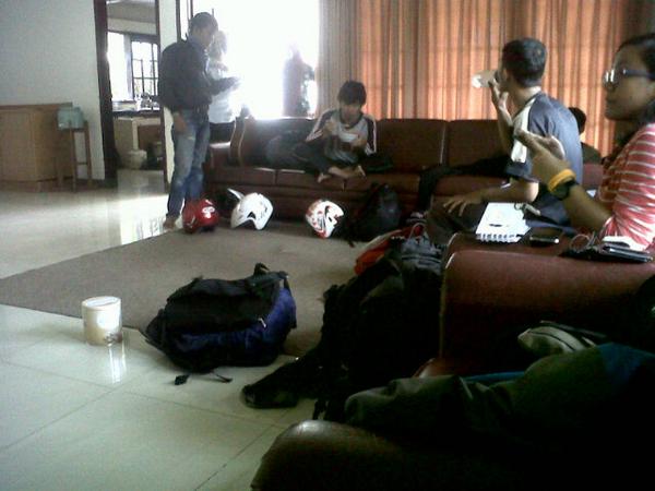 @AnggunGege nih yg lgi makan baksoo #MakrabTMB48