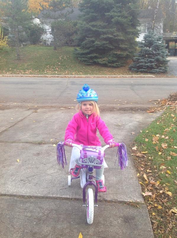 CoachKyleFueger's tweet photo. Happy 4th Birthday to my daughter Nathalie! I love you! #newbike #princessballer http://t.co/418E9UDilE
